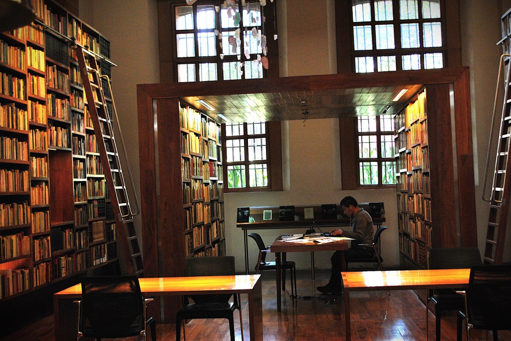 Entre el papel y la pantalla: prácticas de lectura&nbsp;contemporáneas